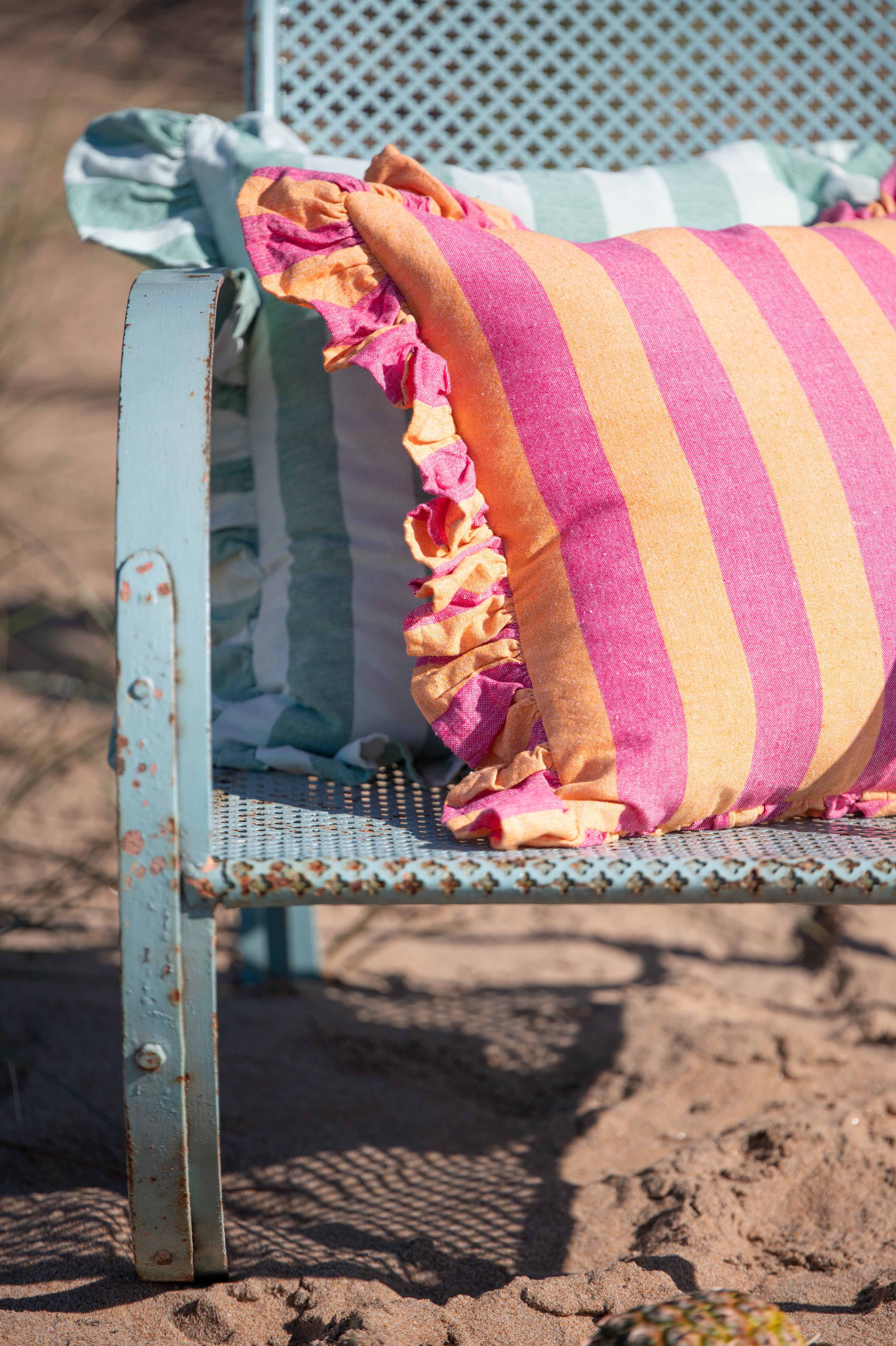 Amalia kuddfodral med volang 45x45 cm i orange och rosa rand