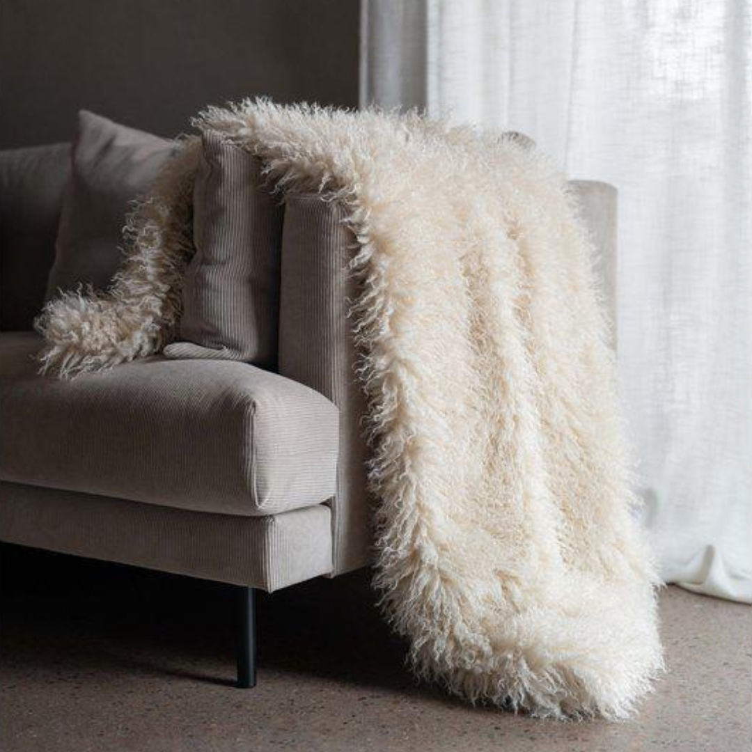 Curly pläd offwhite 120x150 cm draperad över beige soffa