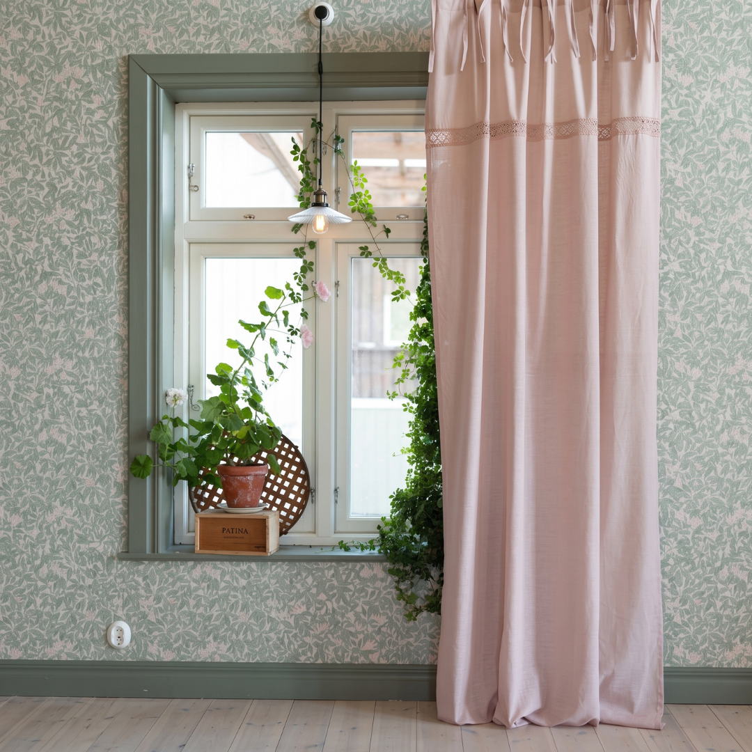 Sanna rosa knytbandslängder 115x240 cm med dekorativ spetsdetalj vid fönster