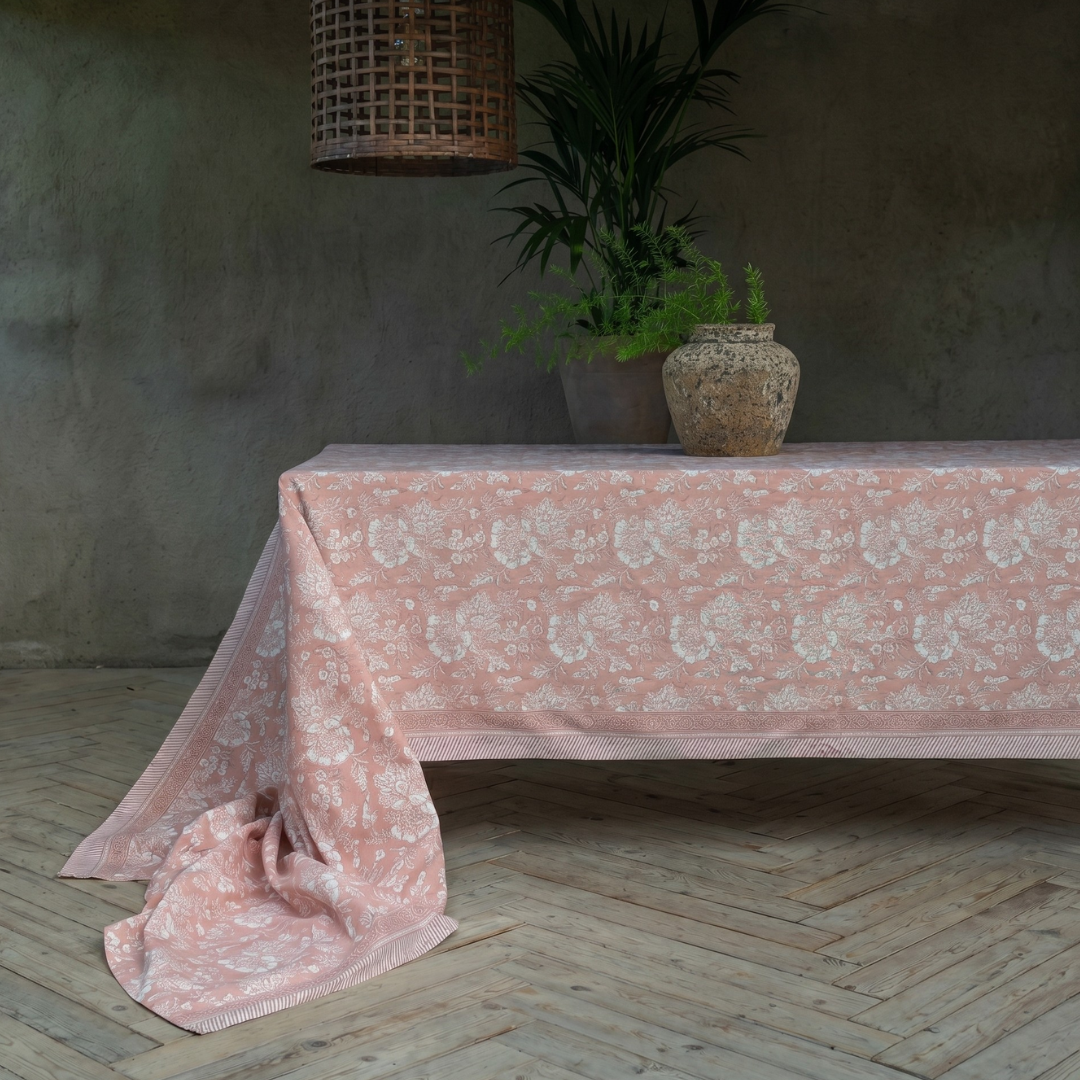 Sonia duk rosa 145x300 cm i bomull på bord i dukad miljö