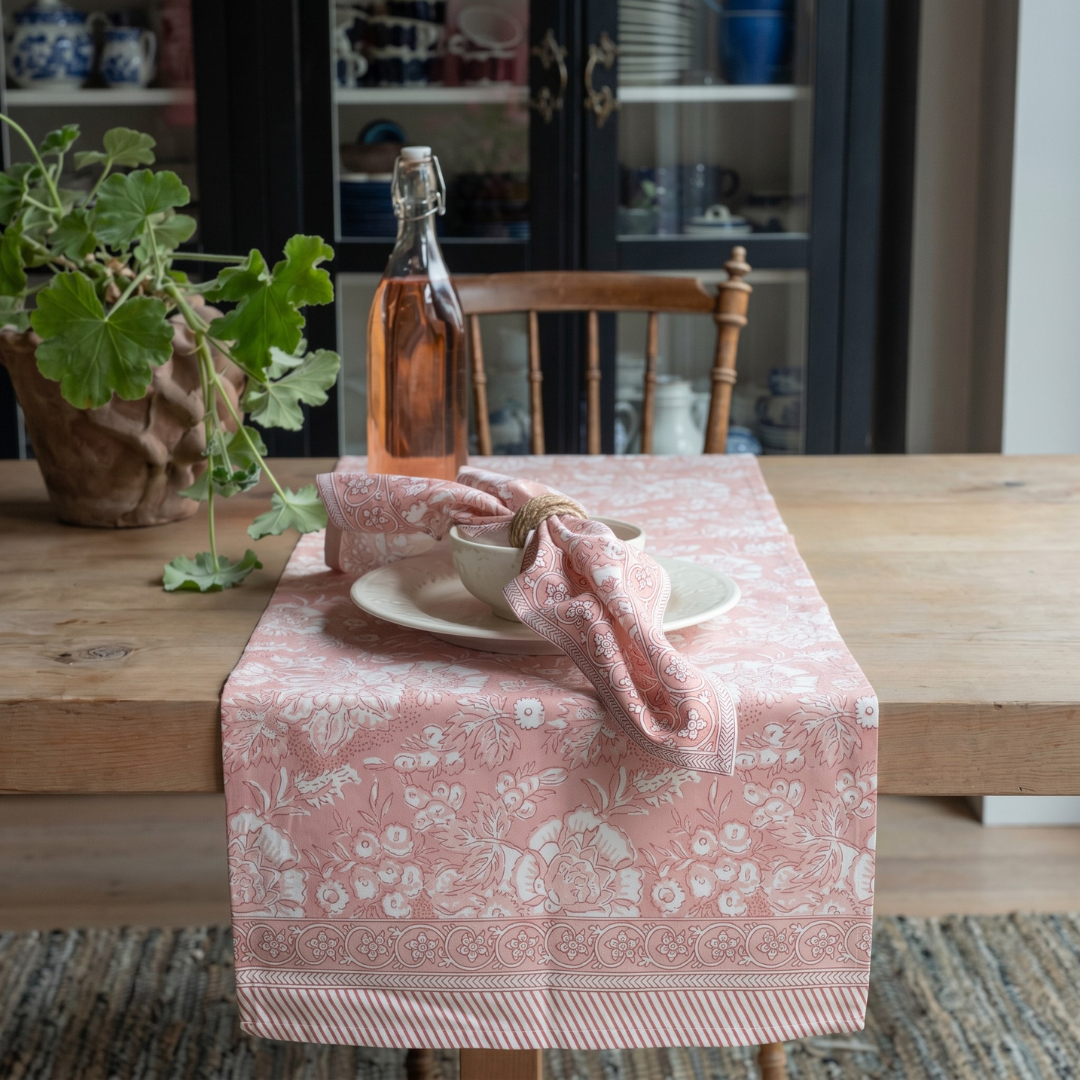 Sonia löpare rosa 40x145 cm i bomull på dukat bord